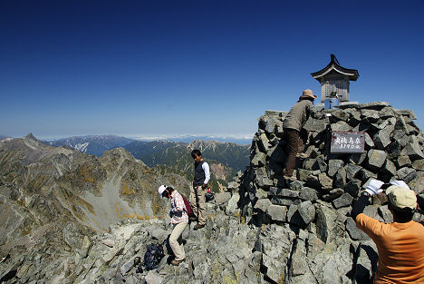 奥穂高岳山頂にて（標高 3,190m）
